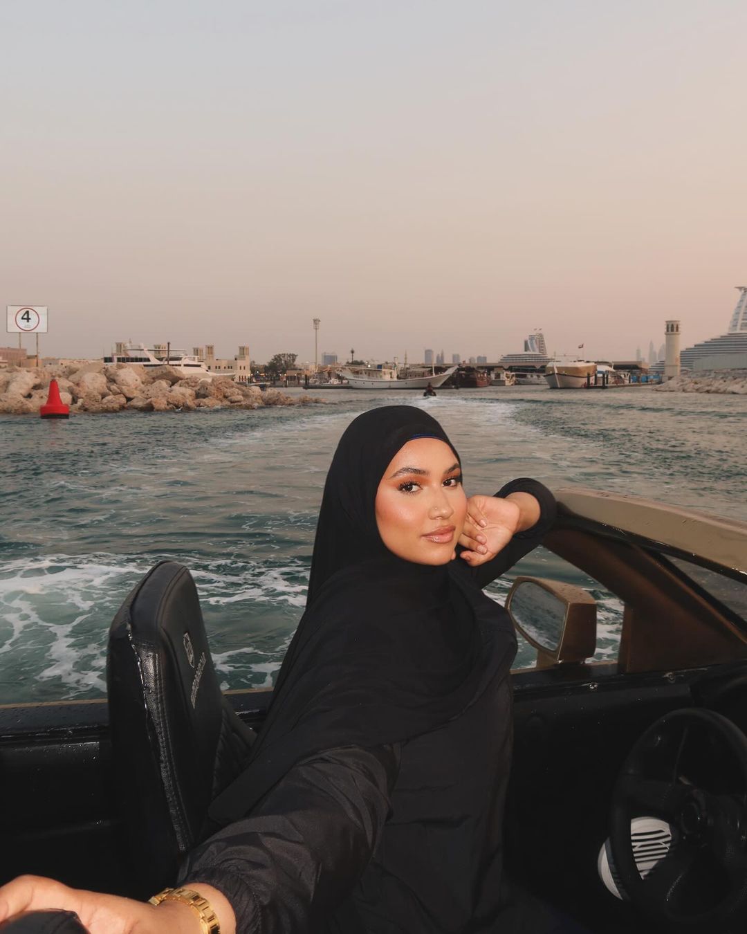 (02 photos) : Faynara se la coule douce à Dubai