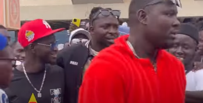 (Vidéo) – Retour à Dakar : Siteu accueilli en grande pompe à l’Aéroport