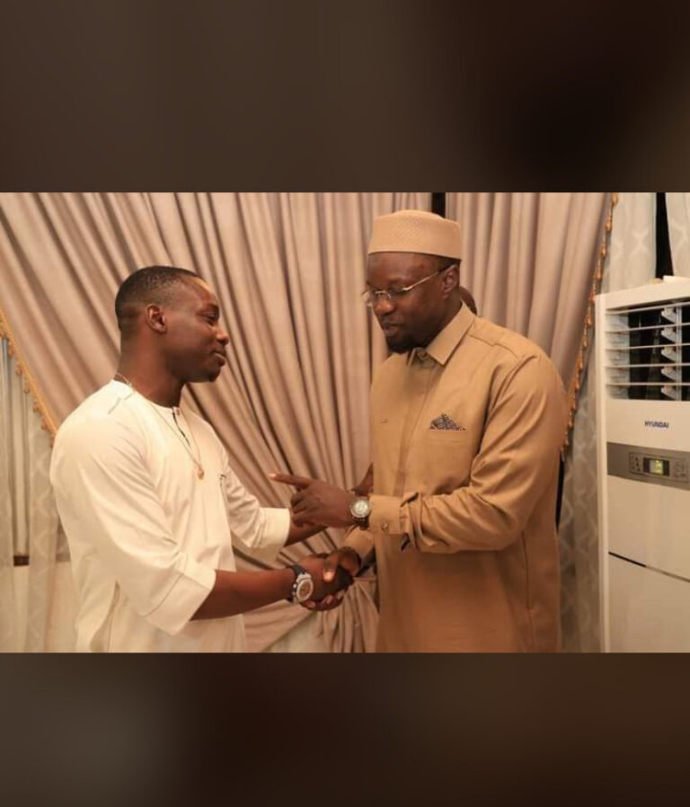 De passage à Bamako, Ousmane a reçu une kora emblématique des Diabaté