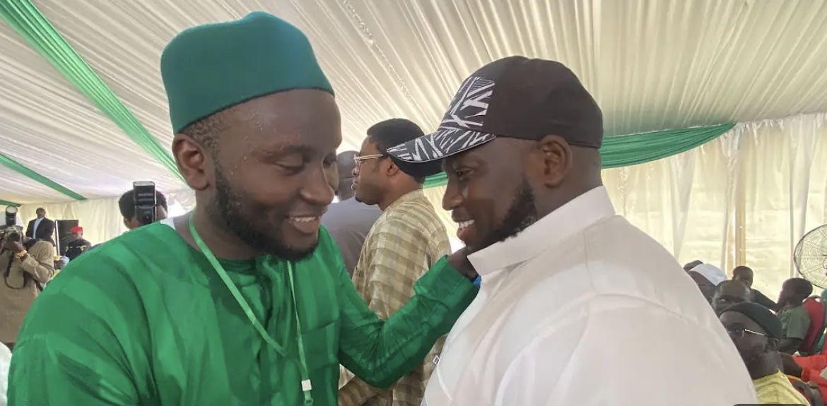 (Vidéo) – Journée du coran de Oustaz Modou Fall : L’arrivée de Aziz Ndiaye et de sa femme…