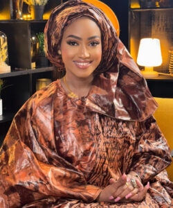 (Photos)- Eva Touré, de l’émission Confidences, conquiert les téléspectateurs avec un grand boubou