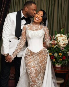 (06 photos mariage) : Zeyna Ndour s&rsquo;affiche très heureuse à coté de son mari