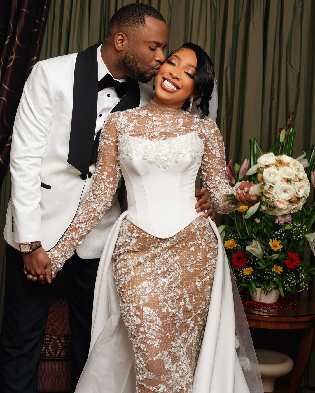 (06 photos mariage) : Zeyna Ndour s’affiche très heureuse à coté de son mari