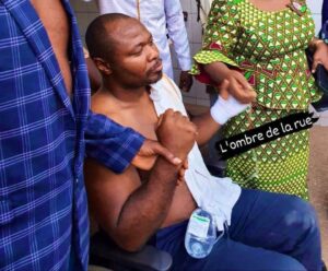 Togo : Les images de Guy Marius Sagna sur son lit d&rsquo;hôpital, son bras droit fracturé et sous perfusion