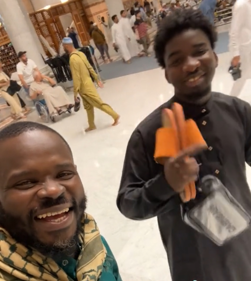 Vidéo : Vj et Pape Cheikh Diallo se rencontrent à la Mecque