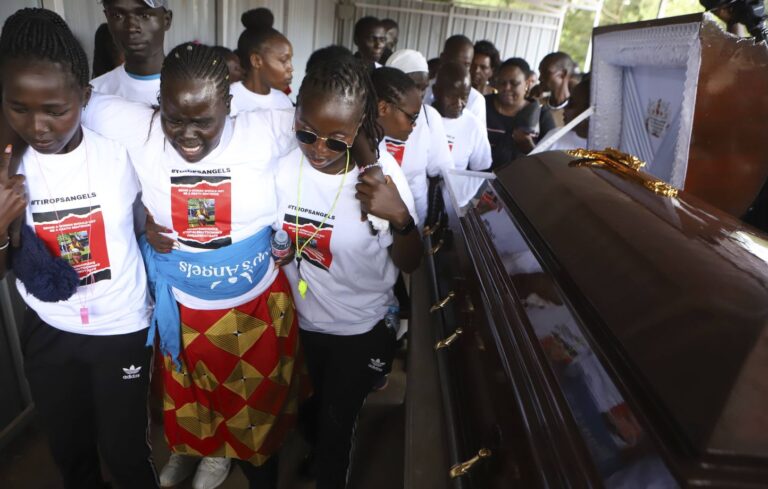 Entre colère et tristesse, l’Ouganda enterre Rebecca Cheptegei, victime d’un féminic!de sauvāge