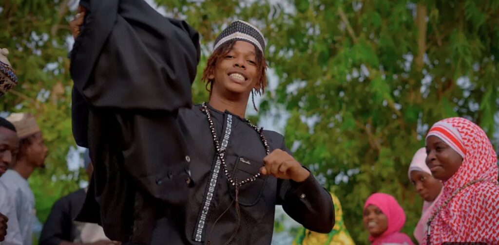 (Clip officiel) – Wizzy Kana dévoile un nouveau clip, « Seydi Barhama ».