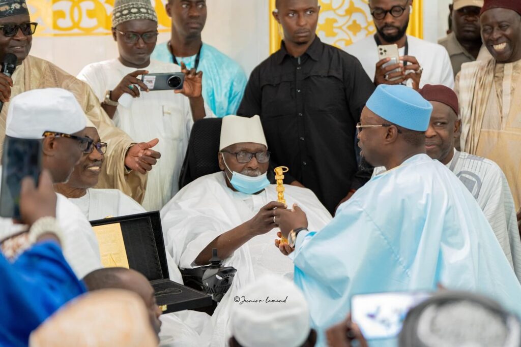 Tivaouane : La clé de la Grande Mosquée présentée au Premier Ministre Ousmane Sonko