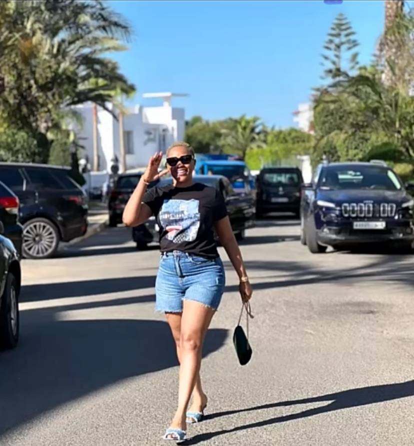 (02 photos):  Super canon en short jean, Clara Gaye fait sensation sur la toile
