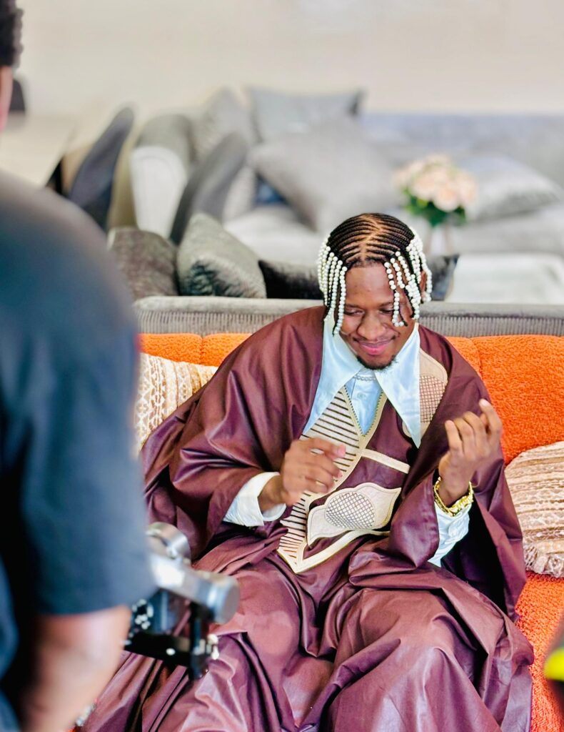 Le chanteur Pape Bilal prépare du lourd avec ses mèches perlées