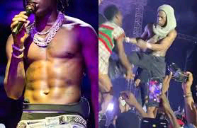 Rema donne violemment un coup de pied à un fan sur scène