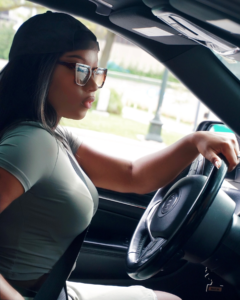 Photos : Astar, la conductrice la plus sɇxy séduit ses followers