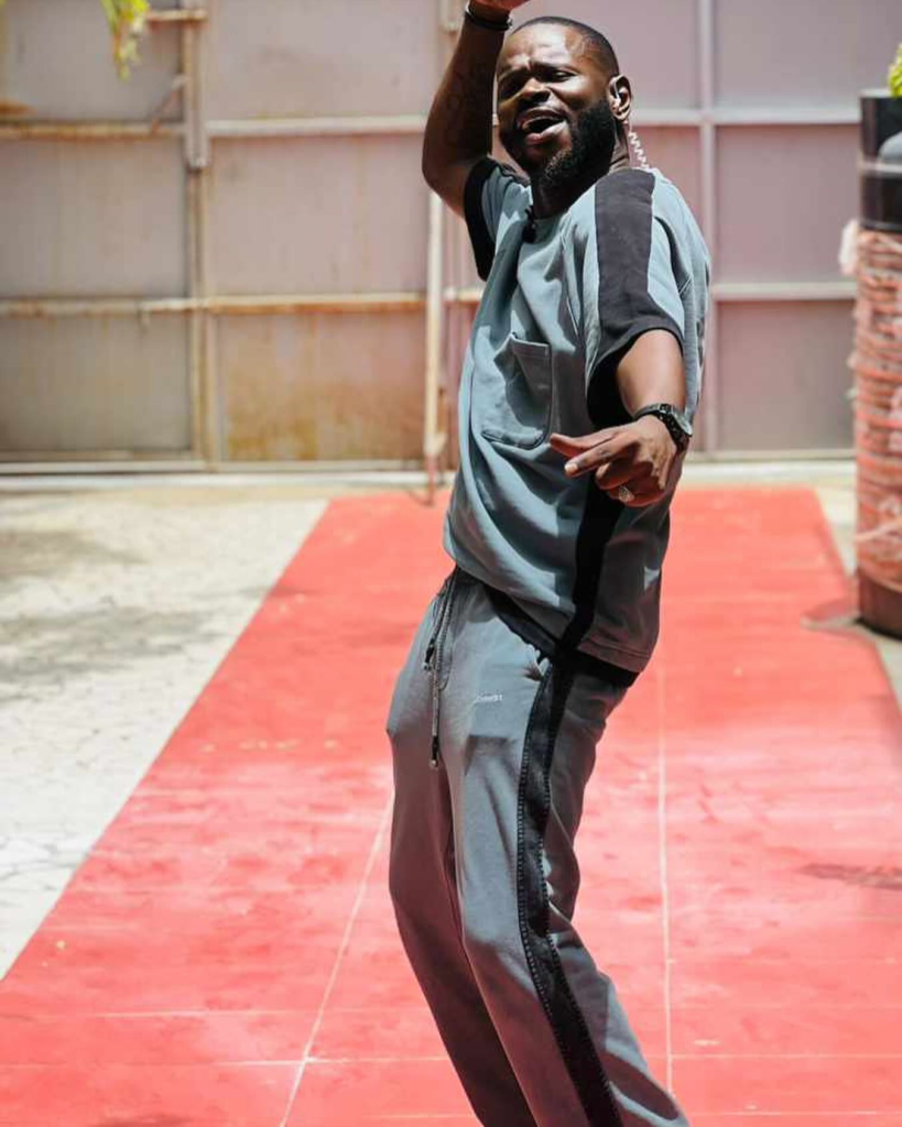 Pape Cheikh Diallo en gris-noir