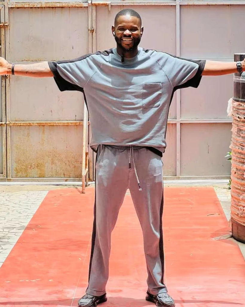 Pape Cheikh Diallo en gris-noir