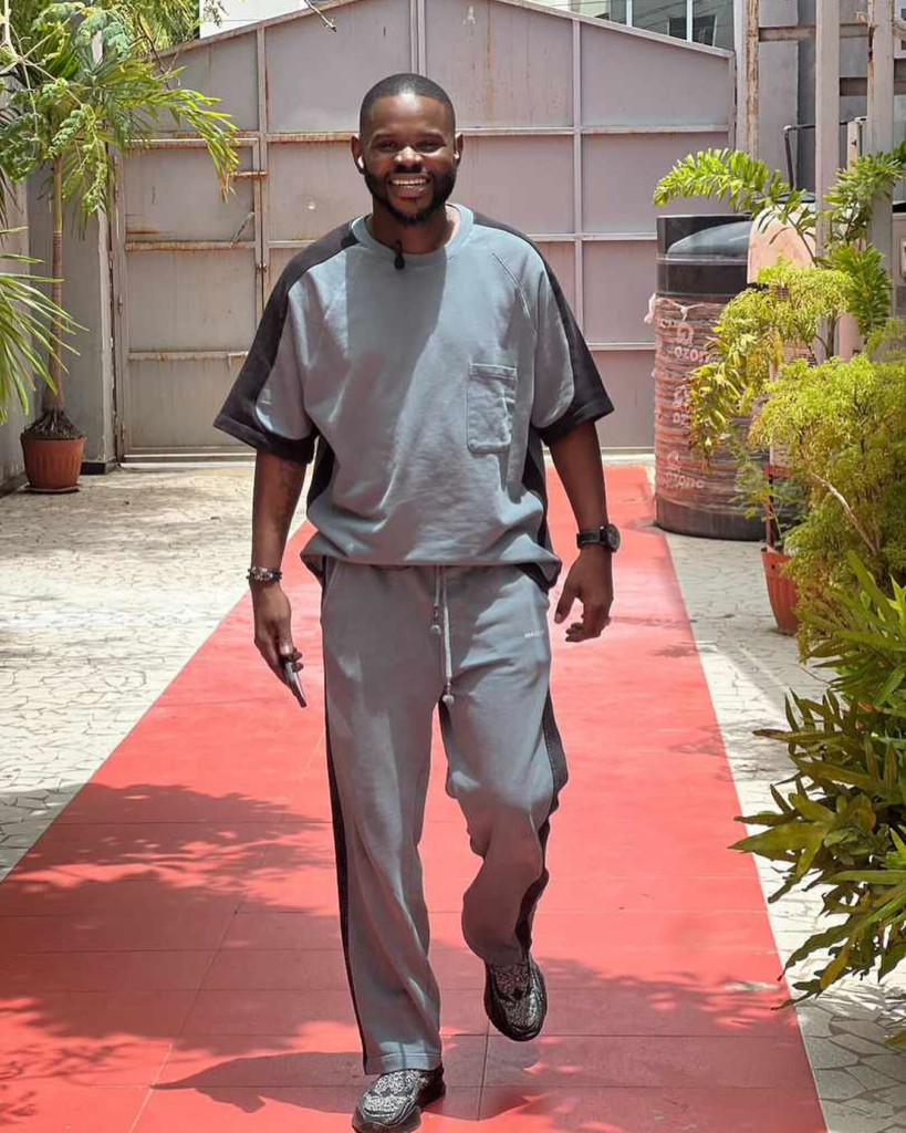 Pape Cheikh Diallo en gris-noir