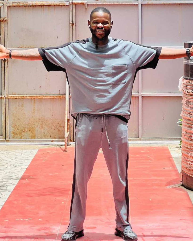 Pape Cheikh Diallo en gris-noir