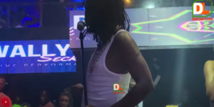 (Vidéo) : Wally Seck pique une colère noire et recadre sèchement son musicien sur scène