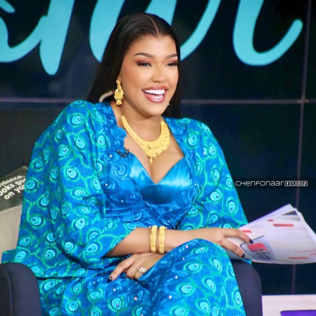 (Photos)- Ya Awa Dièye rayonne dans une tenue brodée aux couleurs éclatantes