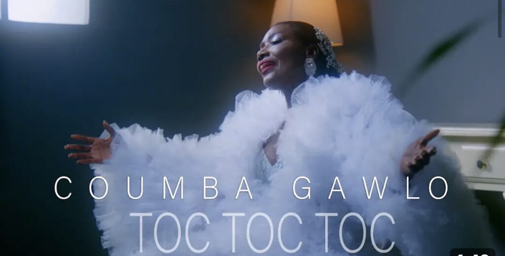 (Clip officiel) – Coumba Gawlo touche les cœurs avec un magnifique clip, « Toc Toc Toc ».