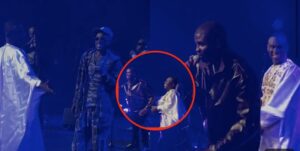 (Vidéo) – Dj Kheucha se transforme en chanteur et ch0que le public de Pape Diouf…