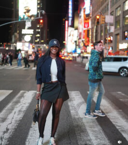 (04 photos) : Mya Guissé défile dans les rues New yorkaises avec sa mini jupe