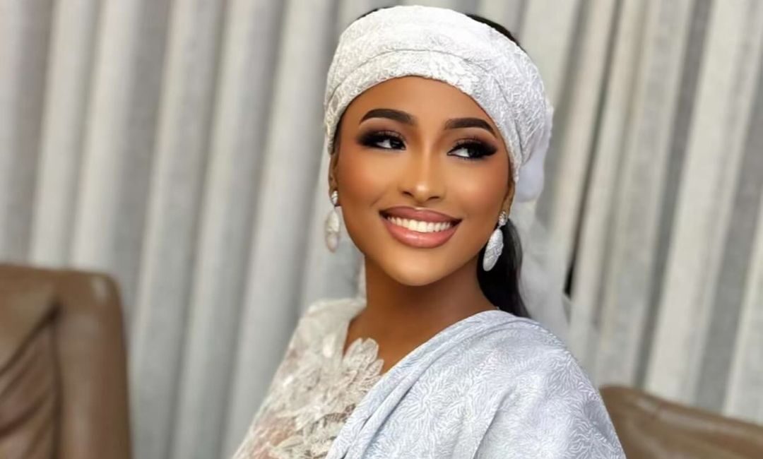 (02 photos) : En total blanc, Aicha Rassoul attire les regards avec son élégance