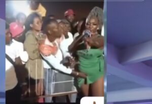 Vidéo : Une artiste nigériane se fait døitęr en plein concert