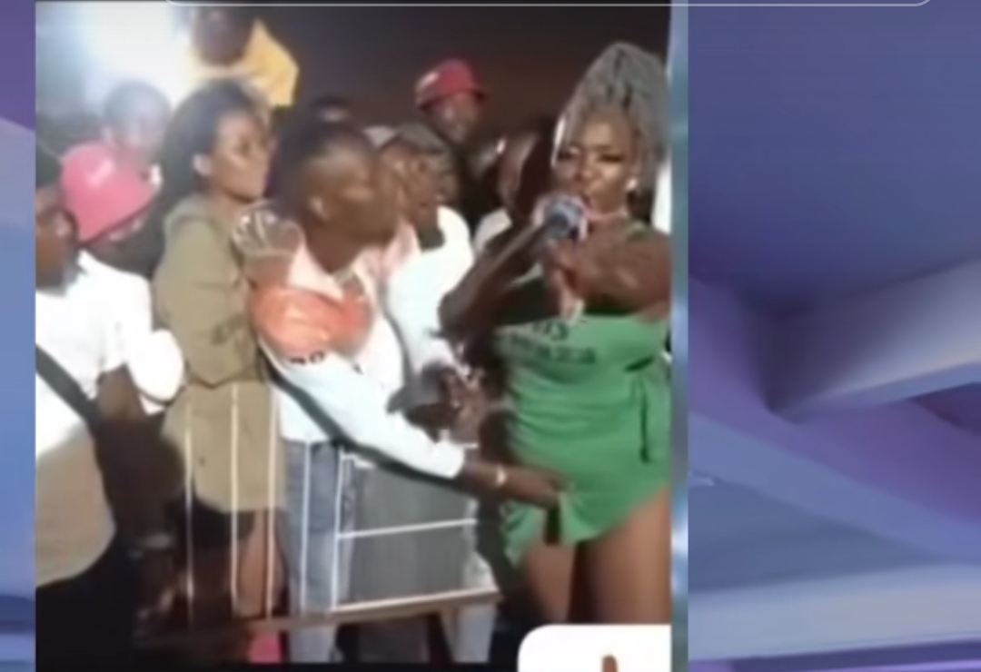 Vidéo : Une artiste nigériane se fait døitęr en plein concert