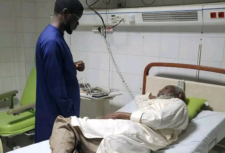 Le Président Diomaye rend visite à l&rsquo;hôpital Lamine Ndiaye  après son accident