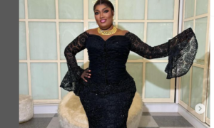 (Vidéo) – Bijou Ngoné super élégante dans une robe noire