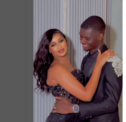 Noces de coton: Magvision et sa femme élégants en noir