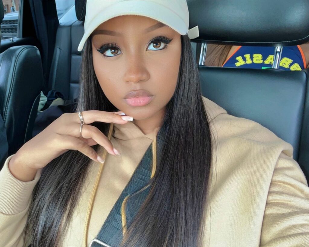 Photos : Sucrée, salée, stylée, la chanteuse Astar attirante en jogging