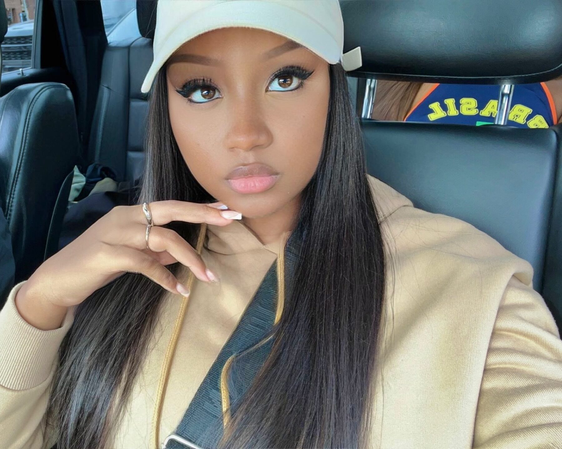 Photos : Sucrée, salée, stylée, la chanteuse Astar attirante en jogging