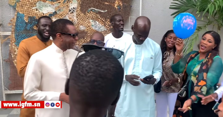 (Vidéo) – Anniversaire de Youssou Ndour : Ses fans lui font une belle surprise. Découvrez le cadeau