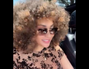 (Vidéo) : Adja Diallo avec sa nouvelle coiffure s’amuse dans sa voiture