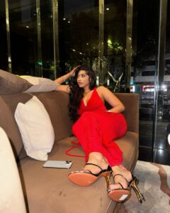 (04 photos) – Chine : Amy Léa sulfureuse en rouge