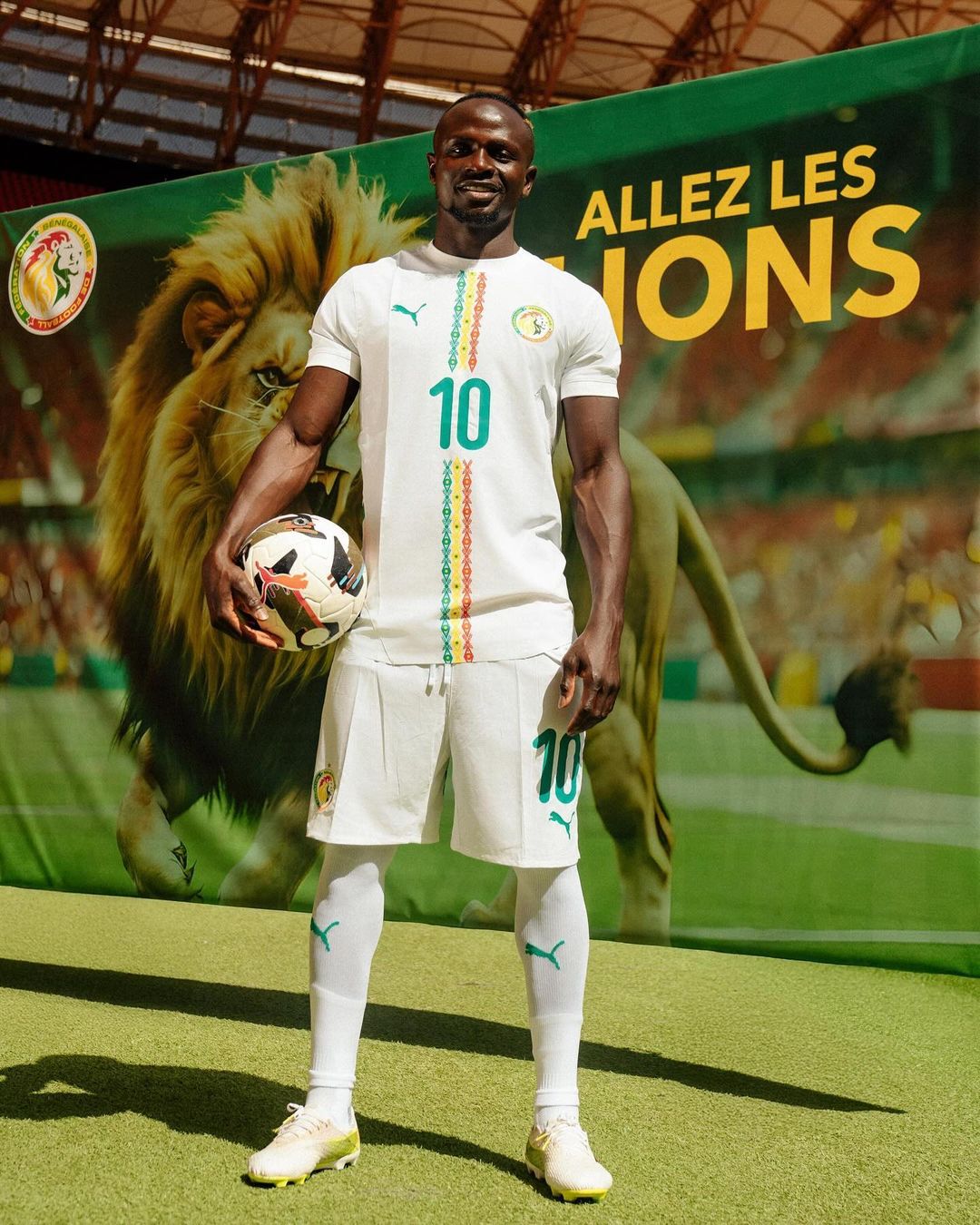 (03 photos) : Sadio Mané valide les nouveaux maillots du Sénégal