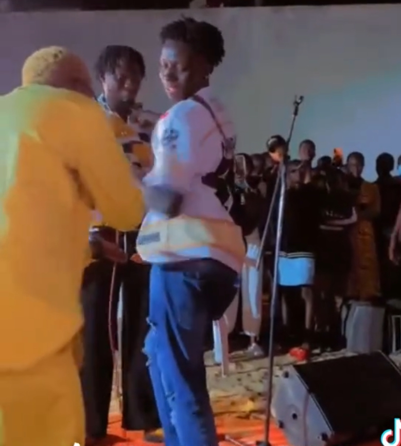 Bineta la mécanicienne enflamme la toile avec une danse leumbeul élégante