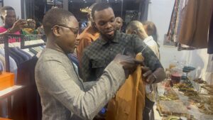 (Vidéo)-Pape Alé Niang débarque en surprise à la nouvelle boutique de Momo Wade et fait plusieurs achats. .