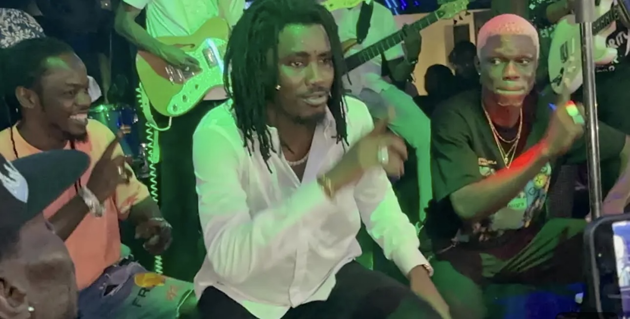 (Vidéo) – Wally Seck vole la vedette à ses danseurs avec « Pow Pow »