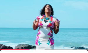 (Vidéo): Diaga chante Petit Papa Noël autrement au bonheur des enfants