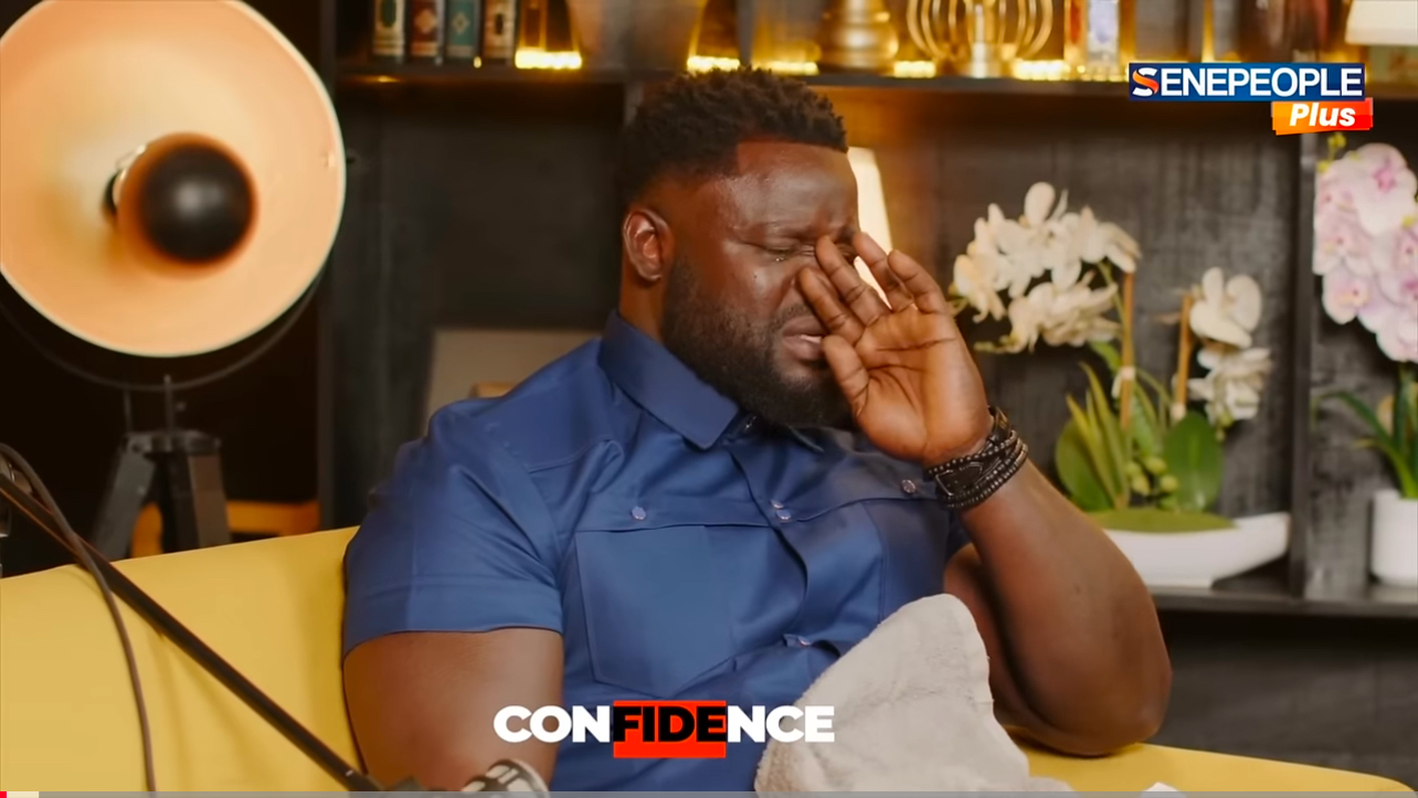 (Vidéo)- Décès  de sa mère Eumeu Sene verse de chaudes larmes dans Confidences
