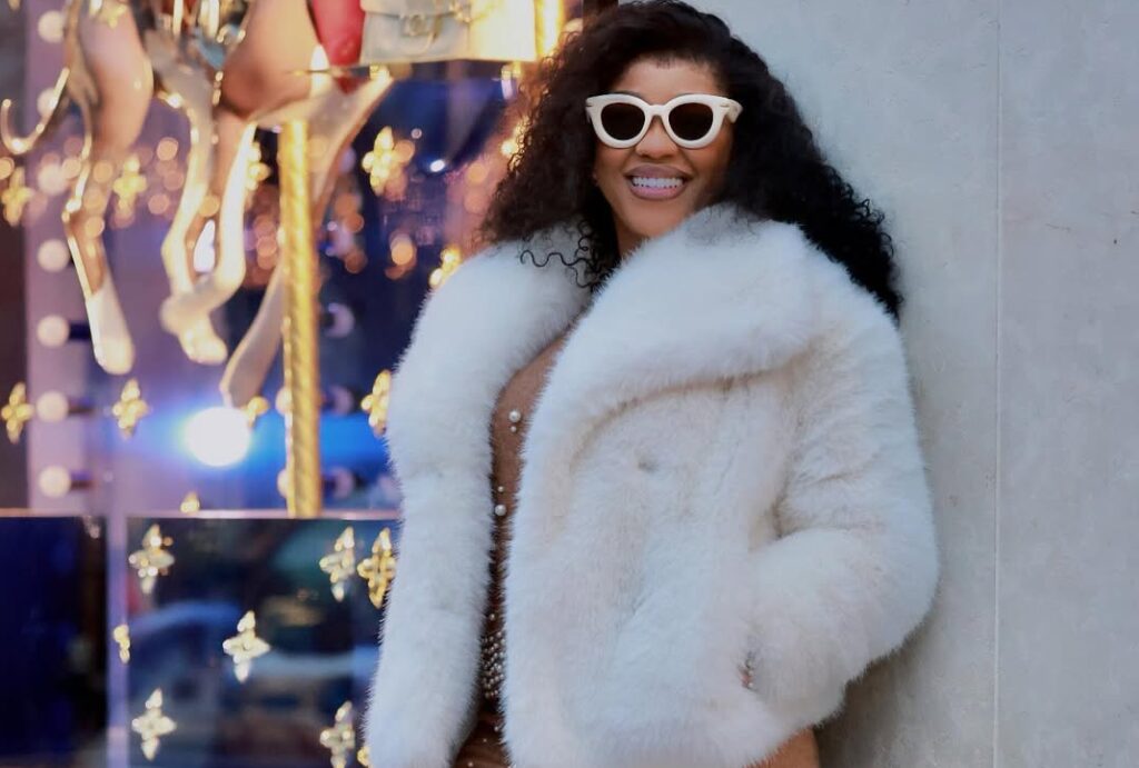 (03 photos) : A Paris, Clara Gaye super stylée en Hiver