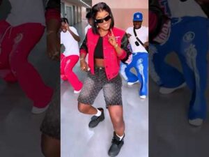 (Vidéo) – Stylée, Mia Guissé se déchaine sur son hit avec ses danseurs.