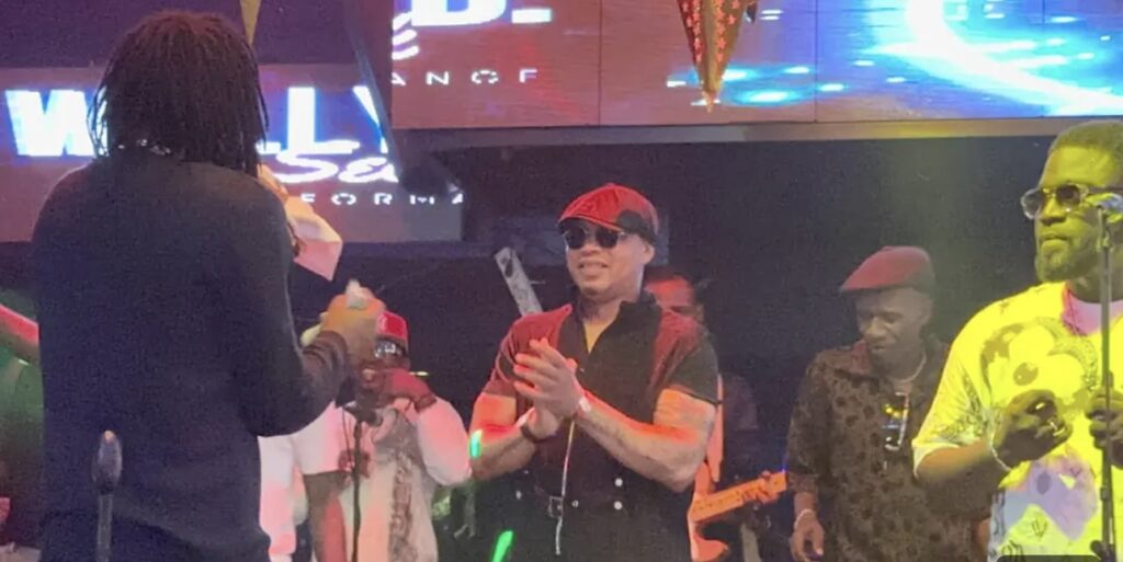 (Vidéo) – Soirée Wally Seck : L’ex footballeur Elhadj Diouf gâte le chanteur…
