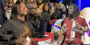 (Vidéo) – Anta Babacar Ngom arrose Wally de billets de banque lors d’un dîner de gala….