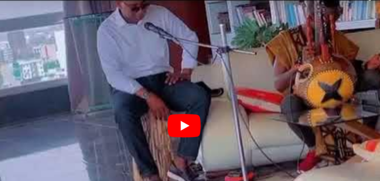 Le Ministre Moustapha Guirassy filmé en train de chanter … (vidéo)