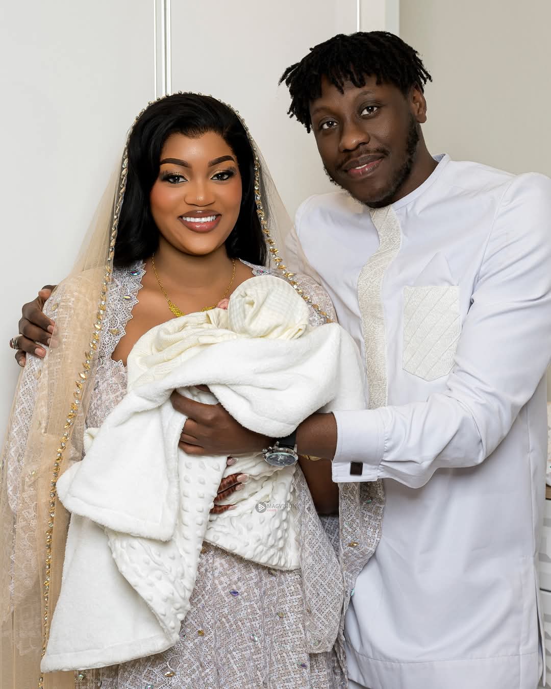 Photos – Baptême : Jarah Thiès et son époux affichent leur bonheur