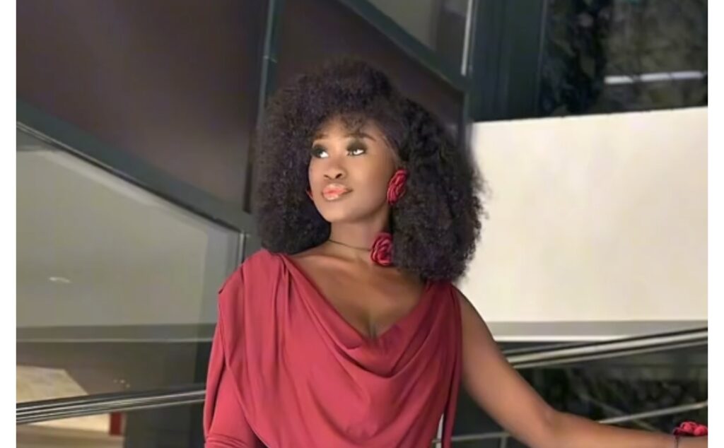 Awa Thiès éblouit dans une somptueuse robe rouge bordeaux