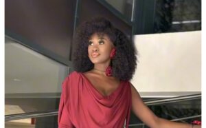 Awa Thiès éblouit dans une somptueuse robe rouge bordeaux